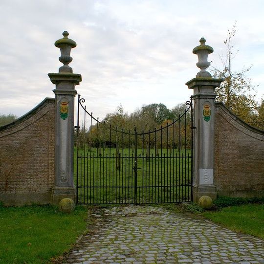Het terrein, achter en terzijde van de boerderij Slot ter Nisse