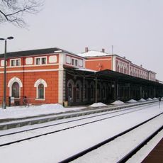 Einzeldenkmal der Sachgesamtheit Eisenbahn Löbau–Zittau: Empfangsgebäude (mit sog. Königszimmer), dazu Trägerkonstruktion der Bahnsteigüberdachung (Gleise 1 und 4) sowie Unterführung einschließlich überdachtem Gleisabgang (siehe auch Sachge