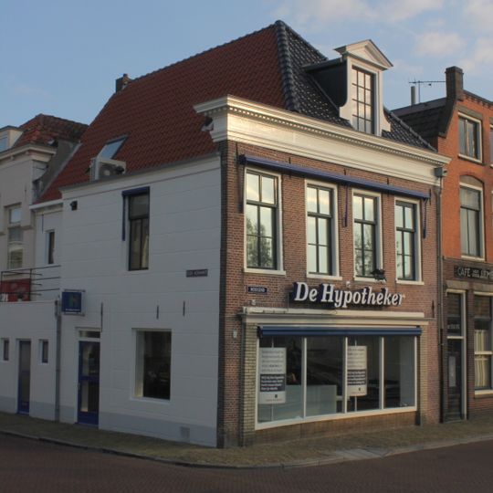 Pand onder voor afgeschuind zadeldak met twaalfruitsdakkapel