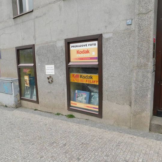 Pamětní deska neznámému bojovníkovi vlevo od vchodu domu Seifertova 571/5 na Žižkově