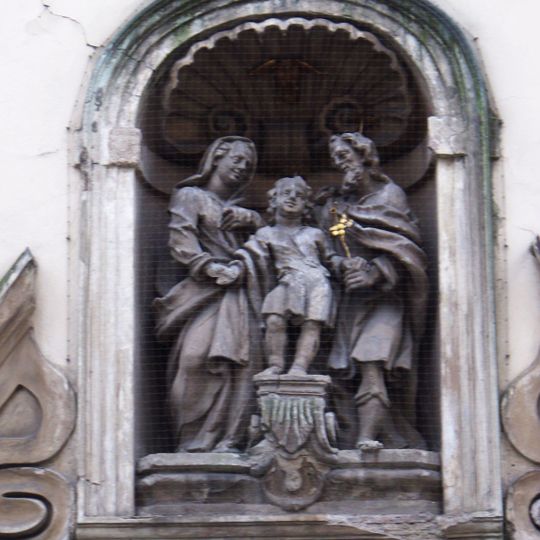 Socha Svatá Rodina ve výklenku domu 21/43 v Letenské ulici