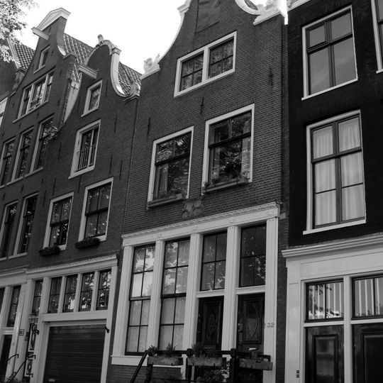 Pand met klokgevel met louis xv gevelsteen