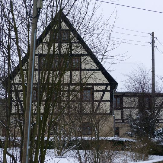 Wohnstallhaus eines Bauernhofes, mit Hofbaum Scharfenberger Straße 13; 15