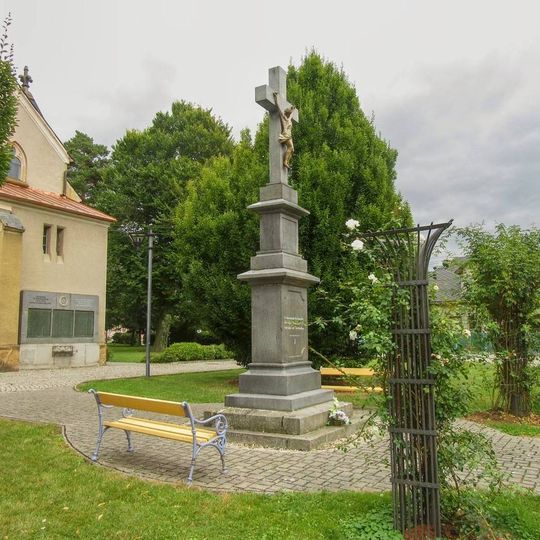 Kříž v Rapotíně před kostelem