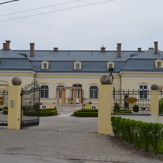 Kaštieľ a park, kaštieľ