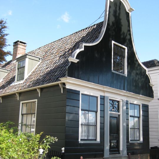 Houten dijkhuis met klokgevel, puntgevel aan de achterzijde