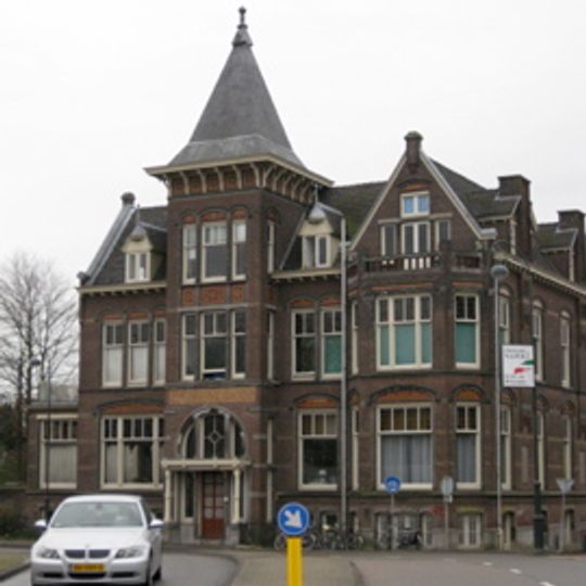 Op hoek van raamsingel en koninginneweg gelegen villa