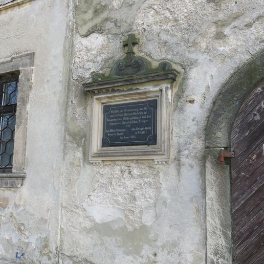 Pamětní deska padlých ve válce 1866 na kostele v Rochlici