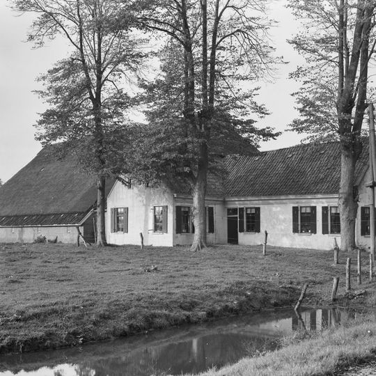 Boerderij met lang voorhuis onder zadeldak