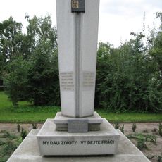 Pomník padlým na návsi ve Slatině