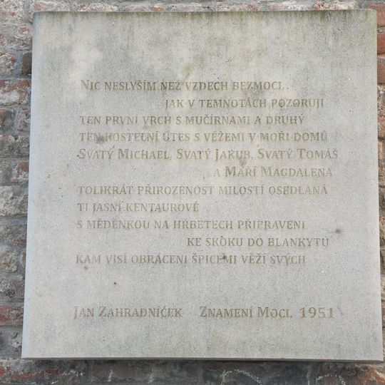 Deska s citátem básně Jana Zahradníčka