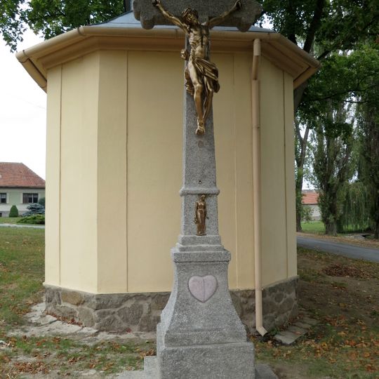 Kříž u kaple v Hostákově
