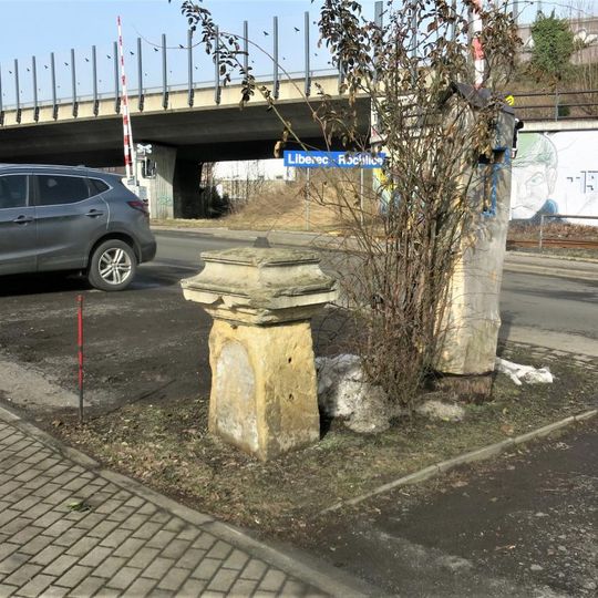 Kříž ve Vesecké ulici v Rochlici