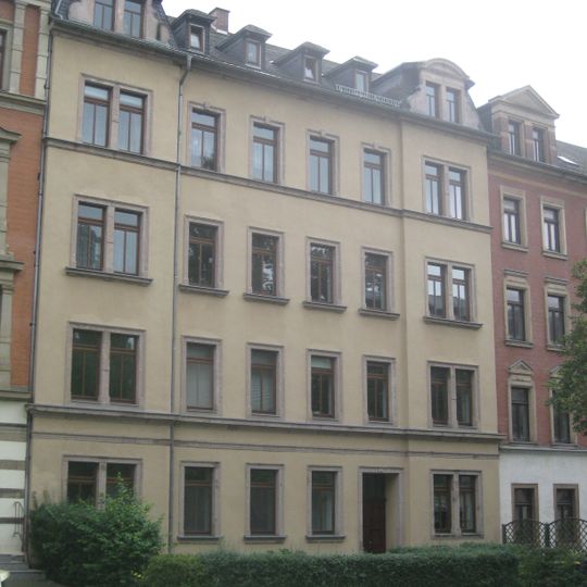 Mietshaus in geschlossener Bebauung mit Vorgarten Müllerstraße 3