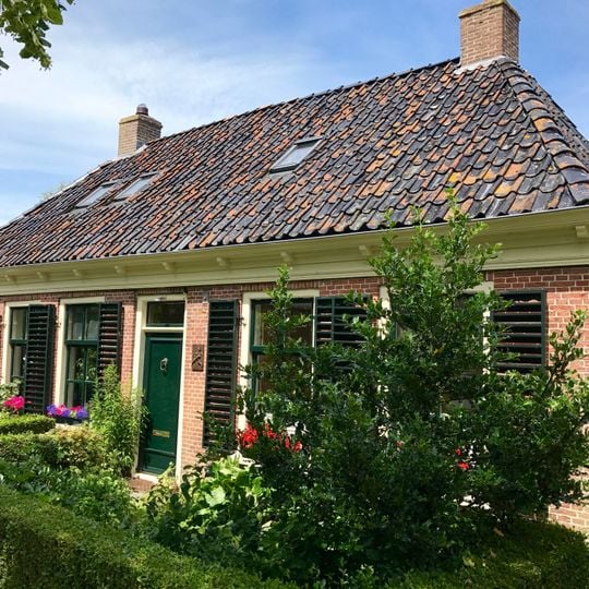 Pand met voorgoot op klosjes onder schilddak met hoekschoorstenen