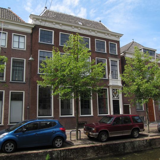 Patriciershuis met lijstgevel ter breedte van vijf vensterassen. In de rechteras oorspronkelijke deur met rijk gesneden Lod. XIV-omlijsting van het bovenvenster. Weelderig gesneden lijst.