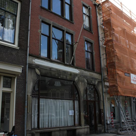 Winkelwoonhuis gebouwd in overgangsarchitectuur