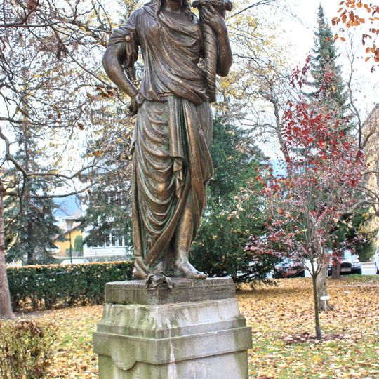 Postament mit Florafigur im Schillerpark