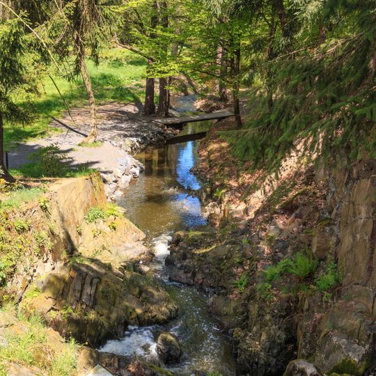 Lávka přes Botič pod průhonickým vodopádem