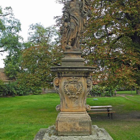 Socha svatého Floriána na nádvoří zámku Stekník