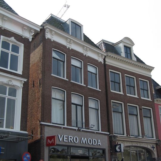 Pand met twee verdiepingen met rechte kroonlijst waarop vier paren consoles