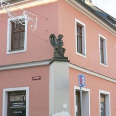 Socha putti na rohu Zahradní ulice v Klášterci nad Ohří