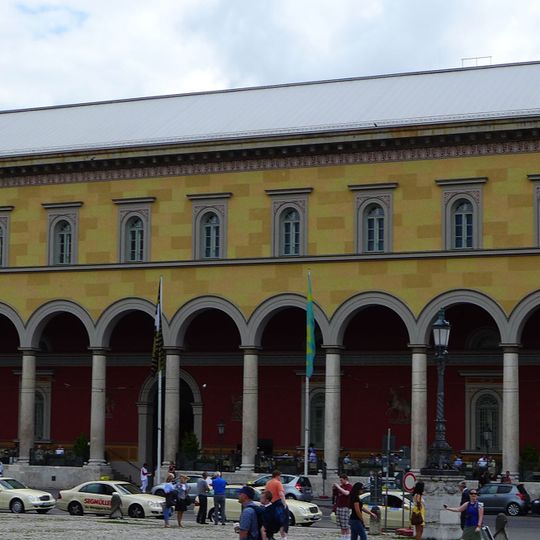 Maximilianstraße 2, Loggia