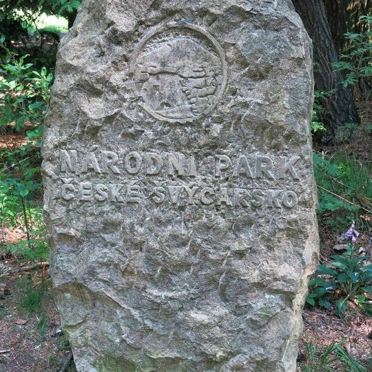 Hraniční kámen Národního parku České Švýcarsko na rozcestí Hájenky u Janova