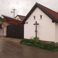 Kříž v Kozlově u křižovatky