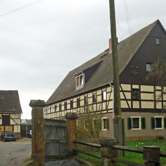 Wohnstallhaus und Toreinfahrt eines Bauernhofes Basteistraße 62