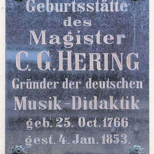 Wohnhaus in halboffener Bebauung mit Inschrifttafel Poststraße 3