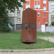 Kovová plastika u vstupu do kampusu univerzity v Ústí nad Labem