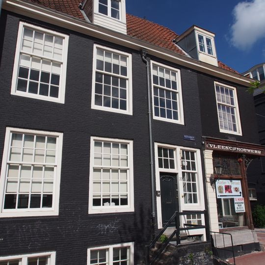 Gaaf pand van het 'noortse-bos-type vrijwel in de originele staat bewaard, doch met latere goede roedenverdeling)