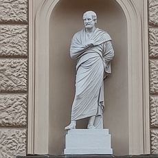 Socha v nice vpravo na průčelí budovy uměleckoprůmyslového muzea v Brně