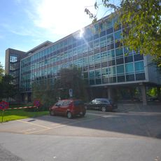 Verwaltungsgebäude mit Park