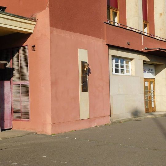 Pamětní deska Jana Marka na sportovní hale v Holešovicích