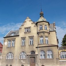 Vila čp. 893 s bránou, schodištěm a ohradní zdí