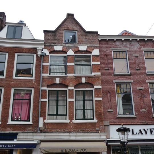 Pand met gevel van een nieuwe top voorzien, natuurstenen banden in bogen boven vensters, dito blokken