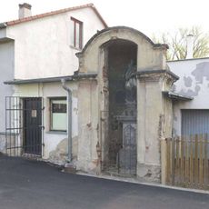 Výklenková kaple se sochou sv. Jana Nepomuckého