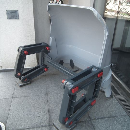 Baggereimer des Eimerkettenbaggers 297 am Rathaus Senftenberg