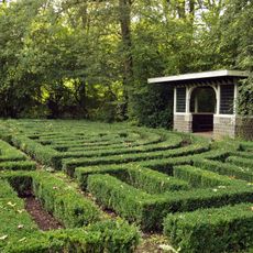 Nijenrode: parkaanleg en labyrinth