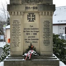 Kriegerdenkmal Plohner Hauptstraße 1 (gegenüber)