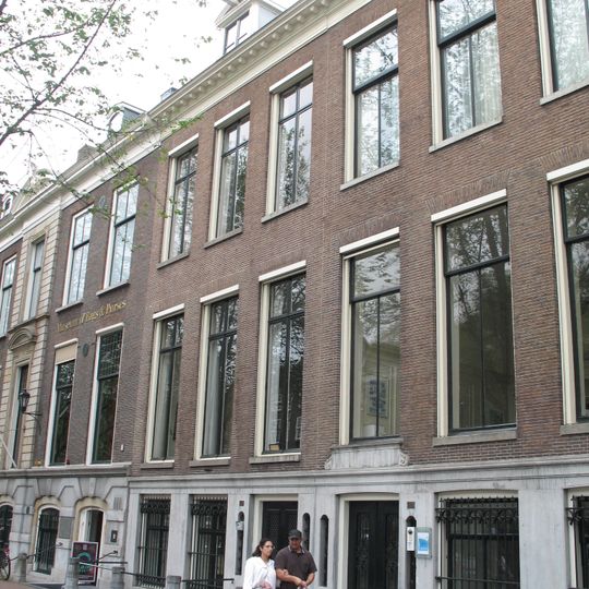 Huis onder rechte lijst met dakkapel