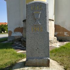 Památník upálení M. Jana Husa u kaple v Nadrybech