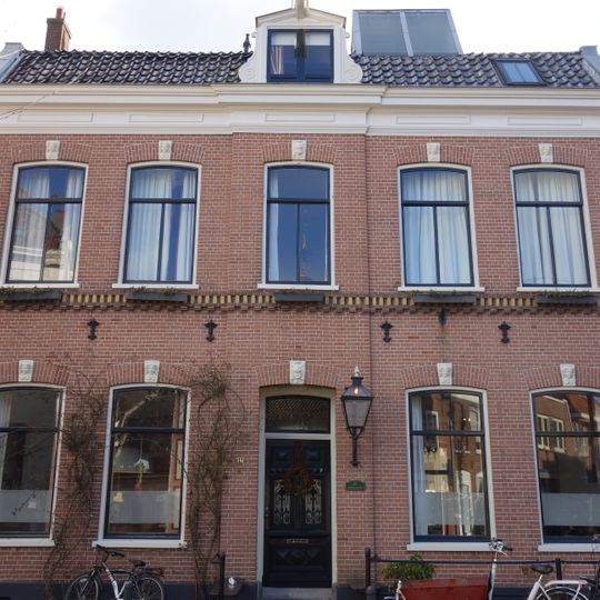 Herenhuis, gelegen in de bocht van de stationsstraat, voorheen baanstraat geheten, dateert in zijn huidige vorm uit het laatste kwart van de negentiende eeuw