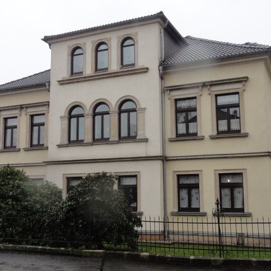 Villa mit Einfriedung und zwei Hofeinfahrtspfeilern Badstraße 1
