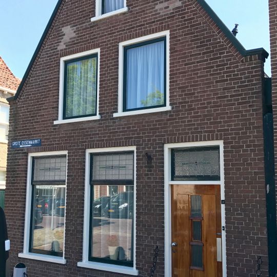 Hoekpandje onder zadeldak tussen topgevels