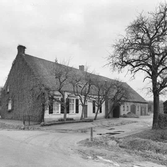Pand waarvan woongedeelte witgepleisterd