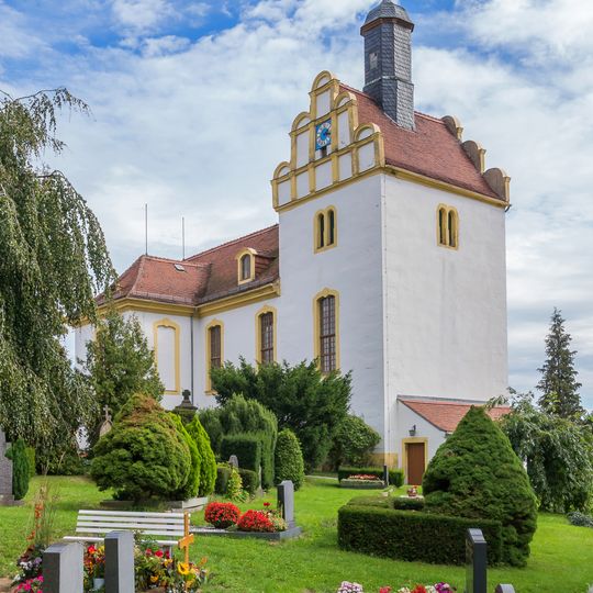 Sachgesamtheit '''Dorfkirche und Kirchhof Brockwitz''', mit den Einzeldenkmälern: Kirche, Grabmäler, Kriegerdenkmal und mit dem Sachgesamtheitsteil: Kirchhof mit Einfriedungsmauer Dresdner Straße 203