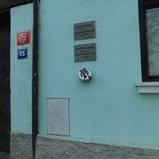 Pamětní deska Františka Hájka na domě Bělohorská 252/55 na Břevnově